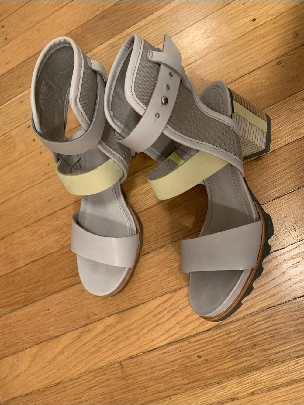 EUC SOREL Lite Gray/Yellow/Tan Ankle Strap Leather Heeled Sandals SZ 7/Fits 7.5